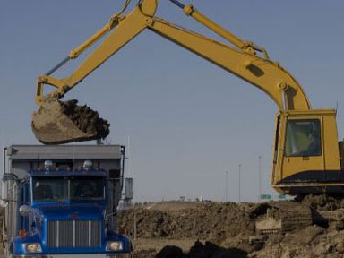 excavadora cargando camion